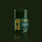 یک قوطی فلزی استوانه ای به رنگ سبز پررنگ با لیبل لوکس به رنگ ترکیبی سبز پررنگ و طلایی که لوگوی طلاکوب روی آن می درخشد