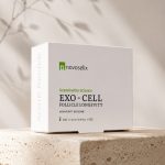 موکاپ لوکس و رئالیستی جعبه سفید Novoselix روی پلتفرم سنگی با نور طبیعی و سایه برگ درخت